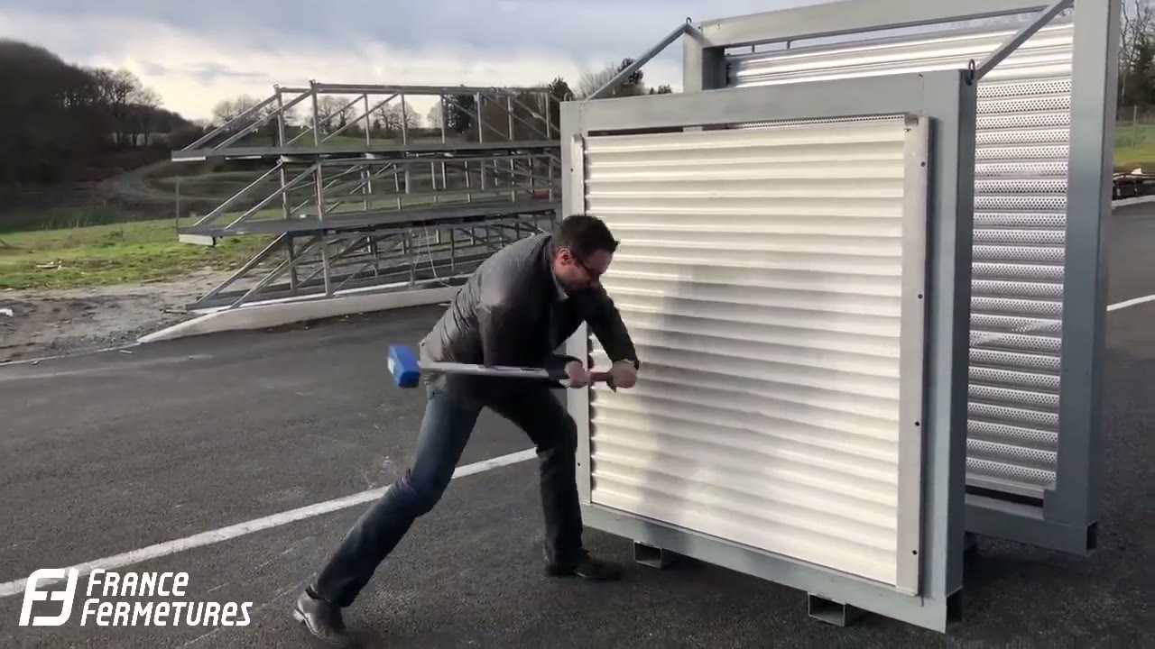 Aperçu : France Fermetures : crash test porte de garage Qalio Qompact