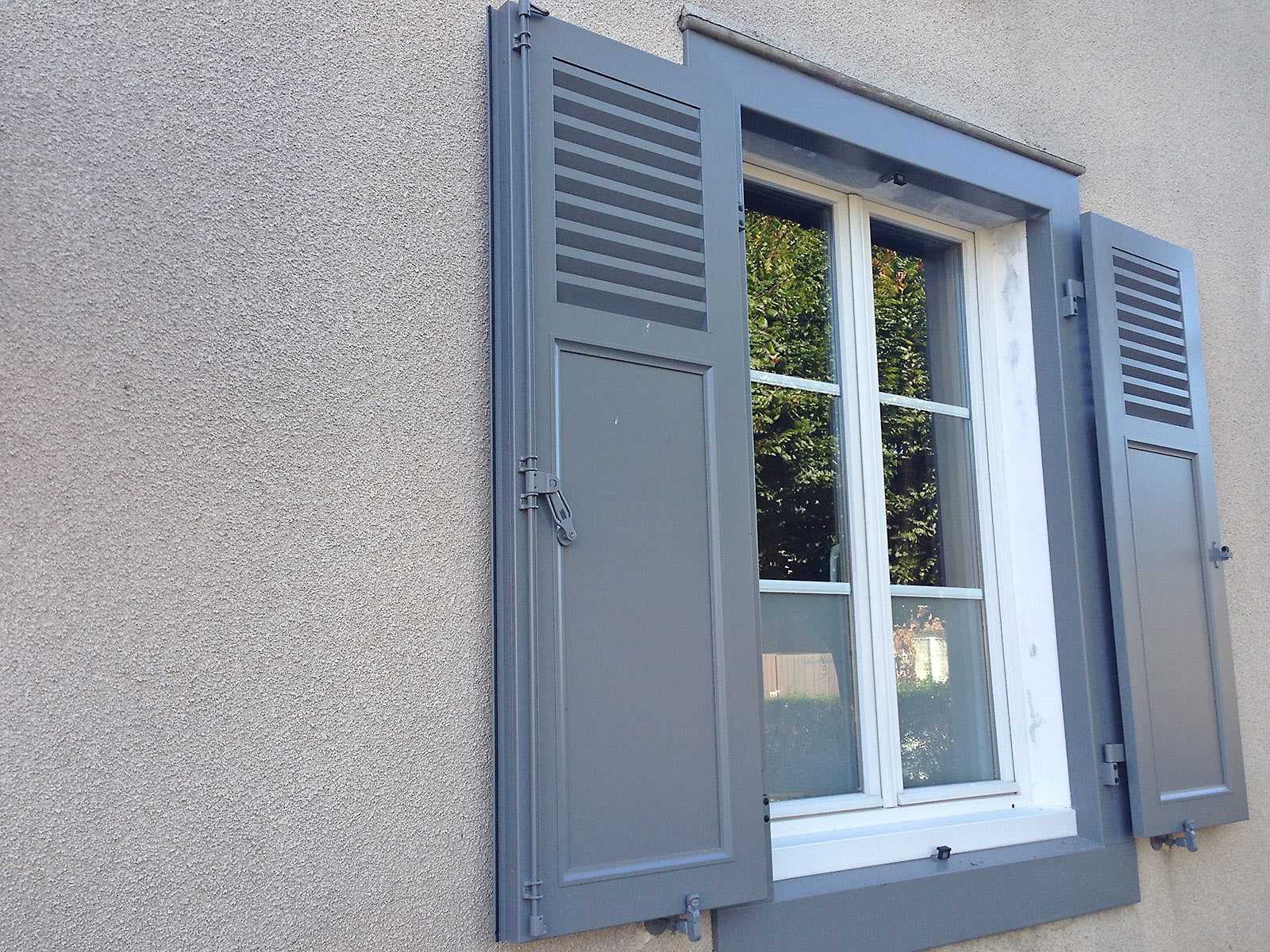 Volets battants sur une façade de maison